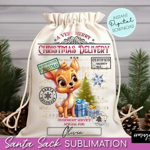 Puede incluir: Un saco de Santa de lona blanca con un diseño rojo y blanco. El saco presenta un ciervo de dibujos animados, un árbol de Navidad y el texto "A Very Merry Christmas Delivery". El saco también tiene una etiqueta de nombre personalizada que dice "Olivia".