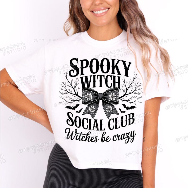 Puede incluir: Camiseta blanca con un dise&ntilde;o gr&aacute;fico negro. El dise&ntilde;o incluye las palabras "Spooky Witch Social Club" con un lazo, murci&eacute;lagos y la frase "Witches be crazy."