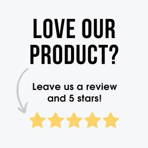 Op de afbeelding: Zwarte tekst op een witte achtergrond luidt "LOVE OUR PRODUCT? Leave us a review and 5 stars!" met vijf gele sterren onder de tekst.