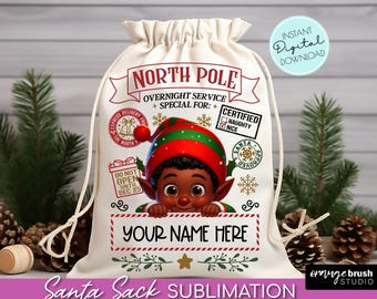 Puede incluir: Un saco de Santa de lona blanca con un diseño rojo, verde y dorado. El saco presenta un duende de dibujos animados con piel marrón y un gorro de Papá Noel. El texto "North Pole Overnight Service Special For: Certified Naughty Nice" está impreso en el saco. El texto "Your Name Here" está impreso en una pancarta roja.