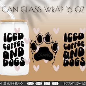 Puede incluir: Una lata blanca con una huella de pata negra y el texto "Iced Coffee and Dogs" en una fuente retro. La lata es de 16 onzas y está diseñada para envolverse alrededor de un vaso.