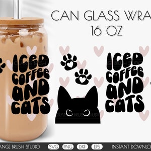 Può includere: Un design in bianco e nero per un involucro di vetro per lattine da 473 ml con un gatto, impronte di zampe, cuori e il testo "Iced Coffee and Cats".