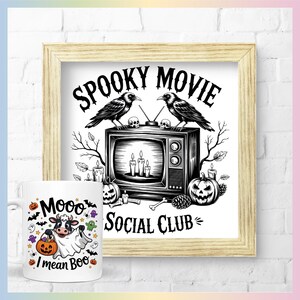 Puede incluir: Ilustraci&oacute;n en blanco y negro enmarcada con el texto "Spooky Movie Social Club" y una taza a juego. La ilustraci&oacute;n presenta cuervos, un televisor vintage, velas y calabazas. La taza tiene una vaca vestida de fantasma sosteniendo una calabaza y el texto "Mooo I mean Boo".