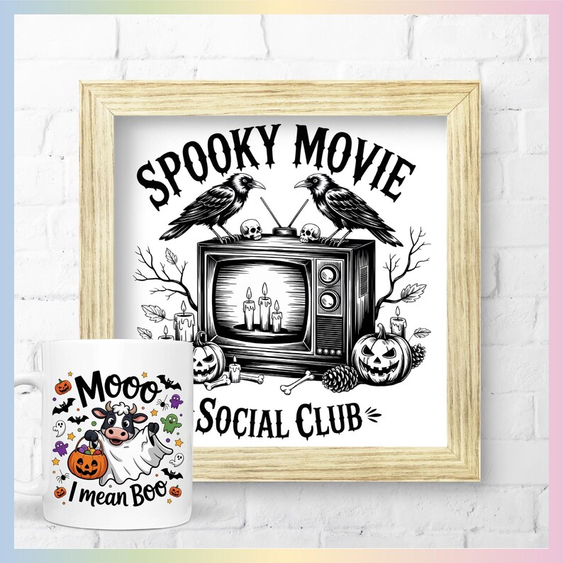 Puede incluir: Ilustraci&oacute;n en blanco y negro enmarcada con el texto "Spooky Movie Social Club" y una taza a juego. La ilustraci&oacute;n presenta cuervos, un televisor vintage, velas y calabazas. La taza tiene una vaca vestida de fantasma sosteniendo una calabaza y el texto "Mooo I mean Boo".