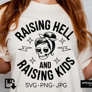 Raising Hell et Raising Kids SVG, maman rétro coupe fichier pour Cricut, squelette drôle SVG PNG, fête des mères sarcastique Design - téléchargement numérique