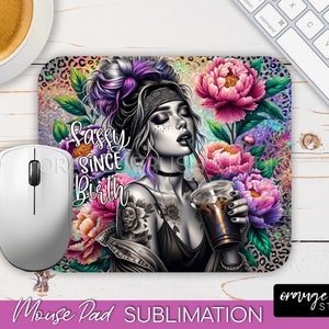 Peut inclure: Un tapis de souris avec un motif coloré représentant une femme aux cheveux violets, des fleurs et le texte "Sassy Since Birth".