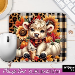 Puede incluir: Una vaca blanca con una bufanda de cuadros rojos y negros se sienta sobre un fondo de cuadros y estampado de leopardo con hojas de otoño, calabazas y girasoles. La vaca sostiene una taza de café. Alfombrilla de ratón SUBLIMATION.
