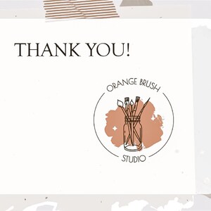Pu&ograve; includere: Biglietto di ringraziamento con un logo di pennelli in un barattolo con uno schizzo di acquerello marrone e il testo "Orange Brush Studio".