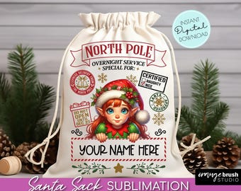 Puede incluir: Un saco de Santa de lona blanca con un diseño rojo y dorado. El saco presenta un duende de dibujos animados con cabello rojo y un atuendo verde y blanco. El texto "NORTH POLE" está impreso en letras rojas. El texto "OVERNIGHT SERVICE SPECIAL FOR: CERTIFIED NAUGHTY NICE" está impreso en letras negras. El texto "YOUR NAME HERE" está impreso en letras negras sobre un fondo rojo.