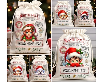 Puede incluir: Un conjunto de cinco sacos de Santa de lona blanca con ribetes rojos y dorados. Cada saco presenta una ilustración diferente de un personaje navideño, incluyendo un elfo, un perro, un gato y un conejito. Los sacos tienen el texto "Polo Norte Servicio nocturno Especial para: Certificado Travieso Bueno" y "Tu nombre aquí".