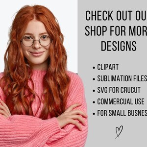 Op de afbeelding: Een vrouw met lang rood haar draagt een roze trui en een bril. De tekst "CHECK OUT OUR SHOP FOR MORE DESIGNS" wordt weergegeven boven een lijst met ontwerpservices: clipart, sublimatiebestanden, SVG voor Cricut, commercieel gebruik en voor kleine bedrijven.