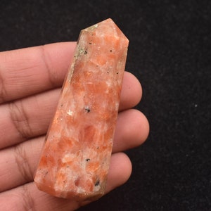 Obelisco de piedra solar Piedra preciosa Torre de piedra solar Punto de piedra solar natural Punto de cristal Obelisco de piedra solar Cristales de meditación 73x27 MM. 78 gramos A - 513