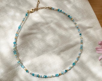 Collier de perles fait à la main et coloré composé de différentes perles et détails bleus/collier/idée cadeau pour elle/cadeaux pour petite amie/imperméable