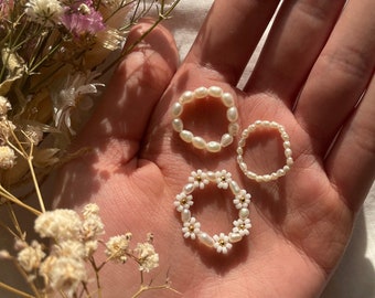 Ensemble de bagues Aruba composé de 3 bagues en perles d'eau douce et de fleurs | Mini bagues/bagues perles/idée cadeau pour petite amie/cadeaux faits main pour elle