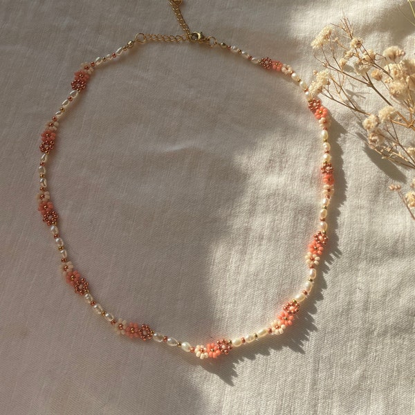 Aruba- handgemachte Halskette mit Süßwasserperlen & rosigen Blumendetails/Geschenkidee Freundin/handgemachte Geschenke/Schmuck für sie