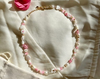 Handgemachte Halskette mit echten Süßwasserperlen und kleinen Blumen/ Blümchen/Blumen Halskette/ Perlenkette/pinke Halskette/Geschenkidee