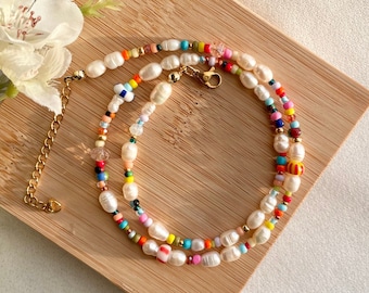 Collier de perles colorées faites à la main à Aruba en perles d’eau douce/ collier d’été coloré/ idée cadeau pour elle/ idée cadeau/ collier coloré/ chaîne colorée