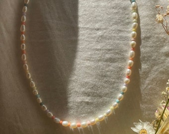 Aruba- handmade necklace with real freshwater pearls and colorful pastel-colored seed beads/gift ideas/pearl necklace/chains/summer necklace