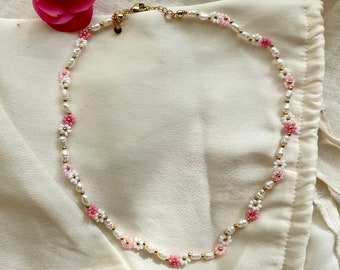 Collier fait main avec véritables perles d'eau douce et petites fleurs/Collier personnalisé/Collier de perles/Collier marguerite/idée cadeau femme