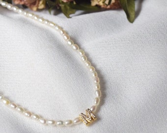 Collar hecho a mano con letras y perlas de agua dulce / Collar de perlas personalizado, collar con nombre personalizado / Regalo del Día de la Madre para ella