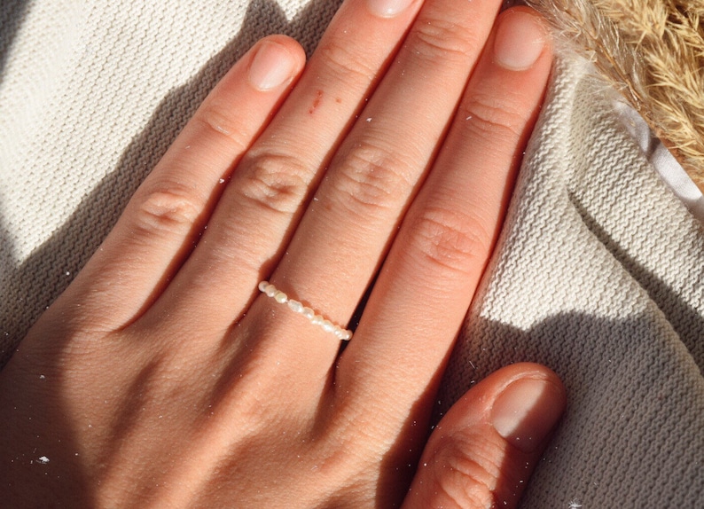 Handgemachter & zarter Perlenring aus Süßwasserperlen/ Mini Süßwasserperle /delicate pearl ring/ Geschenkidee für sie/ Kleinigkeit Geschenk Bild 2