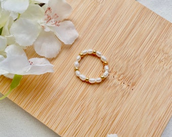 Handgemachter Perlenring aus zarten Süßwasserperlen/ handgemachter Perlenschmuck/ Geschenkidee/ Perlenringe für sie/delicate pearl rings