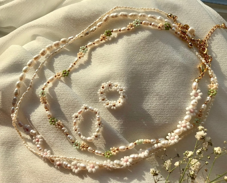 Handmade flower necklace made of freshwater pearls/pearl necklace/gift idea for her/gift girlfriend/wife/delicate necklace/handmade gift for her image 7