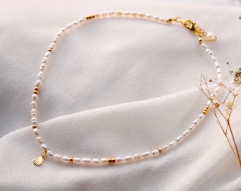 Aruba- handgemachte Halskette mit echten Süßwasserperlen und vergoldetem  Muschelanhänger/Perlenkette/personalisierte Halskette/Geschenkidee