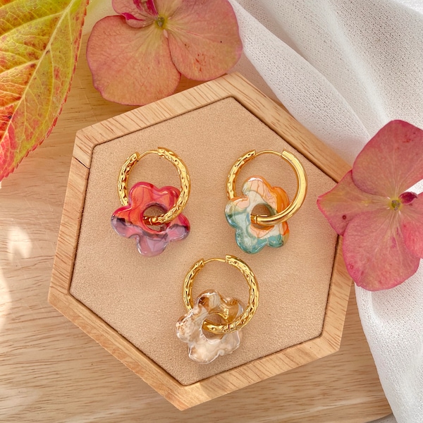 Aruba- handgemachte Mix and Match Creolen mit Blumenanhänger/ goldene Ohrringe/Hoops/Earrings/Geschenkidee Frau/Geschenk Ostern/creolen