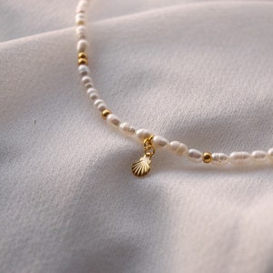 Aruba handgemachte Halskette mit echten Süßwasserperlen und vergoldetem Muschelanhänger/Perlenkette/personalisierte Halskette/Geschenkidee Bild 2
