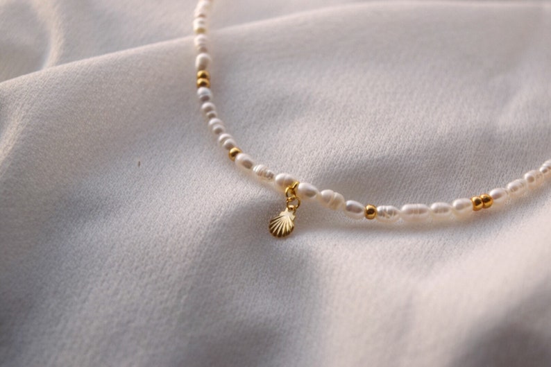 Aruba handgemachte Halskette mit echten Süßwasserperlen und vergoldetem Muschelanhänger/Perlenkette/personalisierte Halskette/Geschenkidee Bild 2