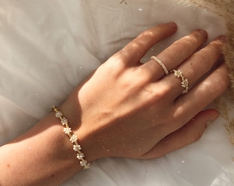 Handmade flower bracelet in beige/handmade pearl jewelry/bracelet flowers/daisy bracelet/gift idea girlfriend/wife/mum/gift idea