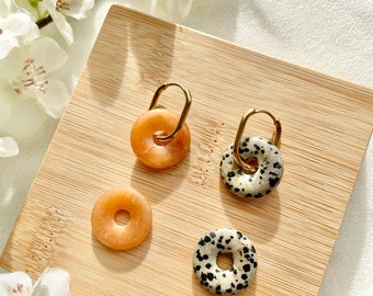 Handgemachte Mix and Match Creolen mit Keramikanhänger und Jaspis/ goldene Ohrringe/Hoops/Earrings/Geschenkidee Frau/Geschenk Sommer/Donut