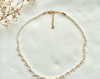 Collier de perles d’eau douce délicat fait à la main avec fleurs/ collier de perles subtiles/mini collier de perles d’eau douce/ cadeau pour elle/ cadeau femme/maman/cadeau