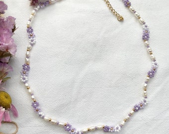 Handmade flower necklace in lilac/lilac/purple with real freshwater pearls/summer flower necklace/flower design/daisy necklace/beaded choker