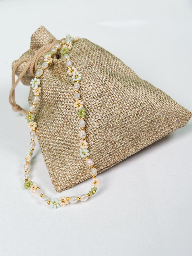 Handgemachte Blumenkette aus Süßwasserperlen/ Perlenkette/Geschenkidee für sie/Geschenk Freundin/Frau/zarte Halskette/handmade gift for her zdjęcie 3