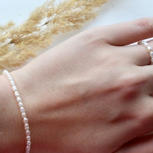 Aruba handgemachter Perlenring aus zarten Süßwasserperlen/ handgemachter Perlenschmuck/ Geschenkidee/ Perlenringe für sie/ minimalistisch Bild 3