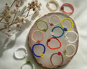 Anillos de perlas hechos a mano con flores pequeñas/anillos de perlas hechos a mano/anillos de flores pequeños/anillos de flores delicados/anillos de perlas/anillos de flores