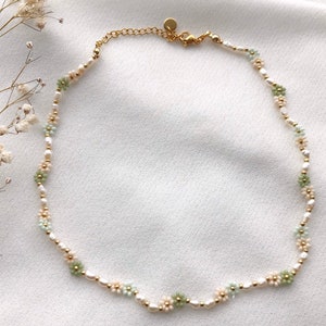 Handgemachte Blumenkette aus Süßwasserperlen/ Perlenkette/Geschenkidee für sie/Geschenk Freundin/Frau/zarte Halskette/handmade gift for her