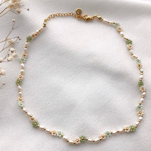 Handmade flower necklace made of freshwater pearls/pearl necklace/gift idea for her/gift girlfriend/wife/delicate necklace/handmade gift for her