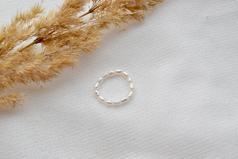 Aruba handgemachter Perlenring aus zarten Süßwasserperlen/ handgemachter Perlenschmuck/ Geschenkidee/ Perlenringe für sie/ minimalistisch Bild 2
