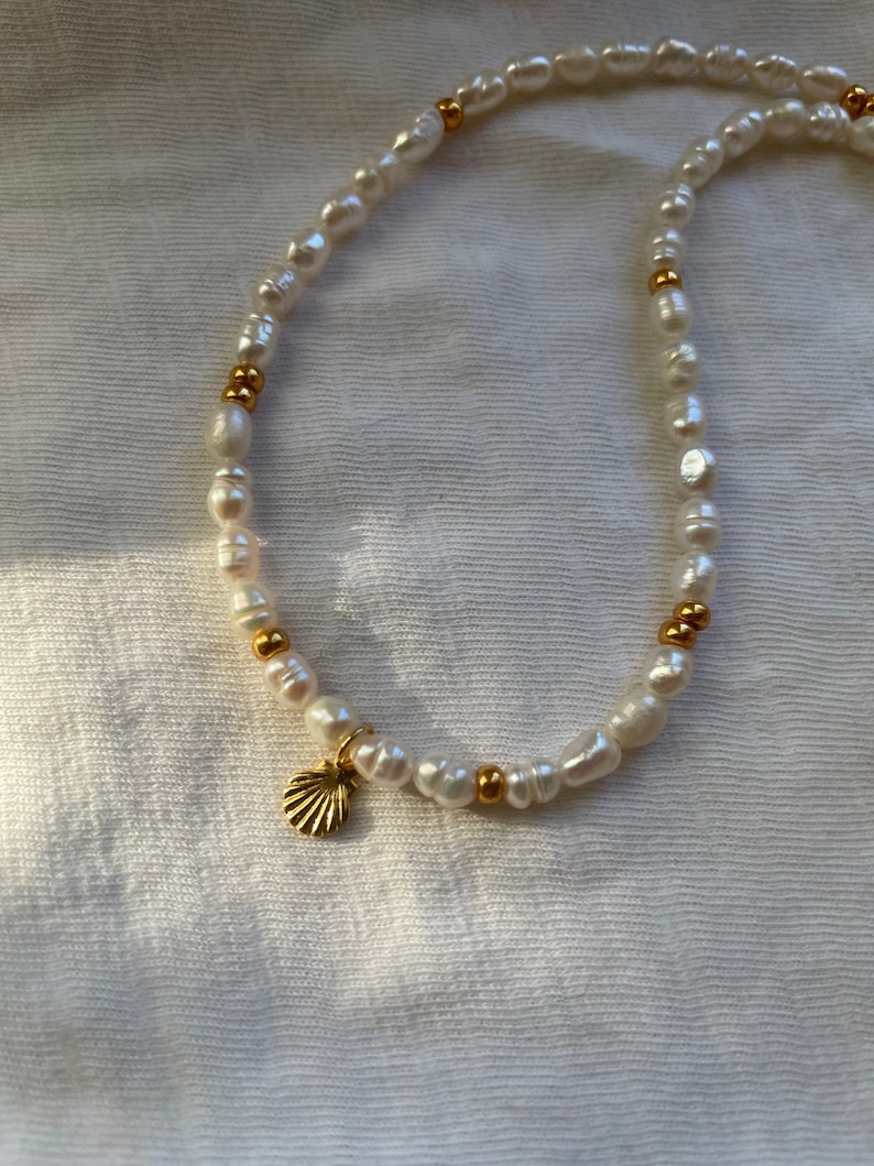 Aruba handgemachte Halskette mit echten Süßwasserperlen und vergoldetem Muschelanhänger/Perlenkette/personalisierte Halskette/Geschenkidee Bild 5