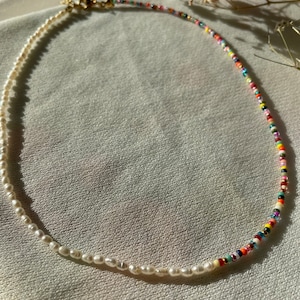 Aruba hecho a mano, colorido mini collar de perlas de agua dulce / delicado collar de perlas / gargantilla con cuentas / collar de verano / collar sutil esposa mamá novia imagen 5