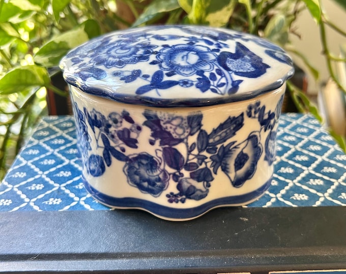 Vintage Blue and White Chinoiserie Scalloped Lidded Trinket Box