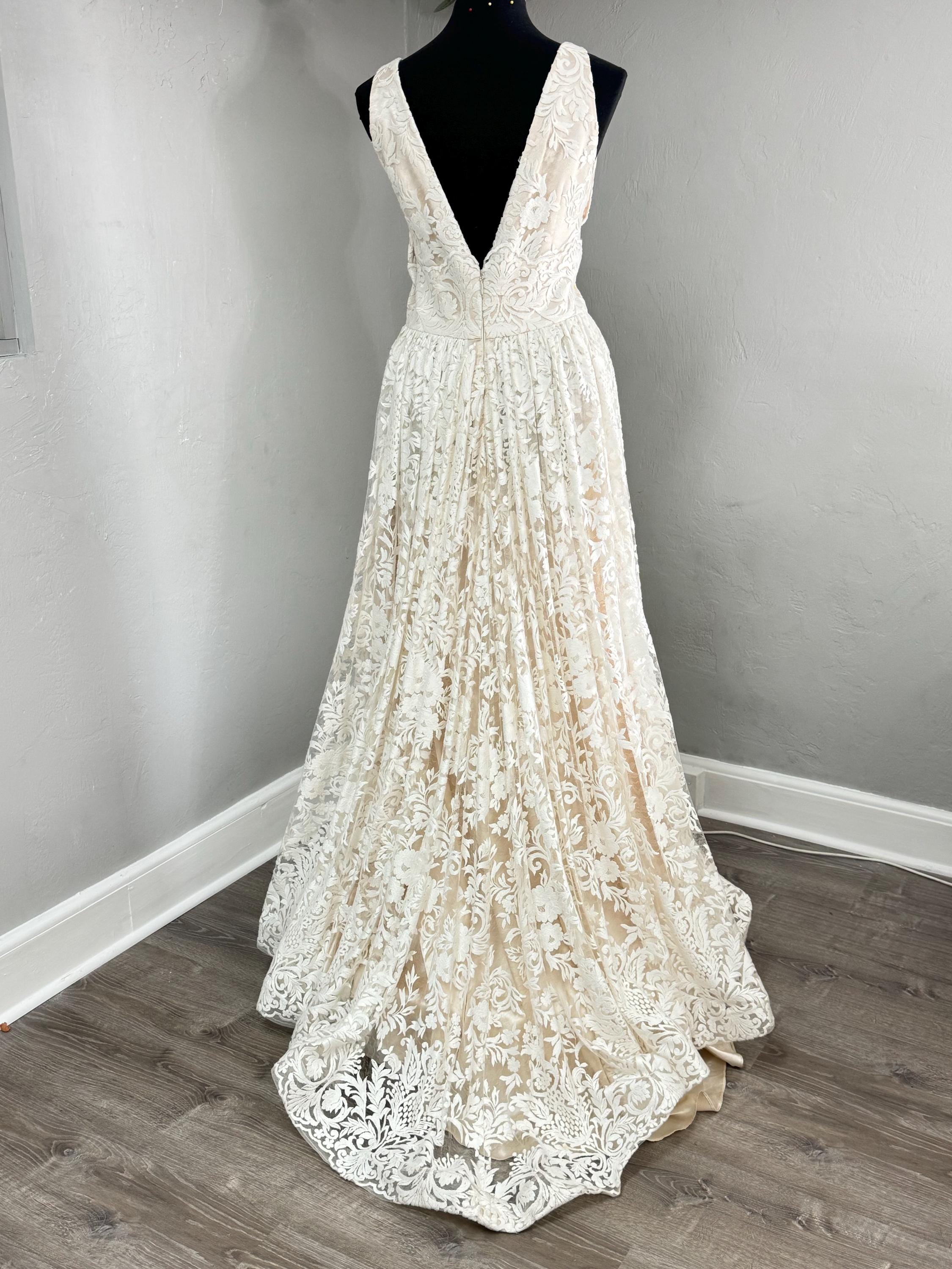Elegant Lace Wedding Gown With Deep V-neckline | Romantic A-line Bridal ...