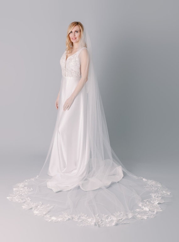 Floral Lace Cathedral Veil: Ivory Bridal Tulle, 108 display picture 1