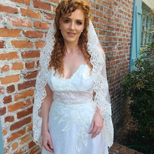 Handmade Fingertip Wedding Veil: Scalloped Lace Mantilla