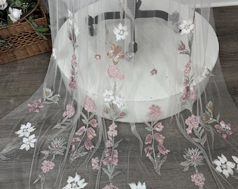 Velo da sposa floreale rosa cipria: tulle ricamato, lunghezza cappella
