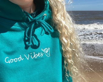 Sudadera con capucha bordada Good Vibes