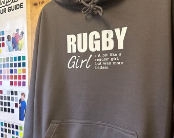 Sudadera con capucha para adultos con el lema "Badass Rugby Girl": "Como una chica normal, pero mucho más ruda".
